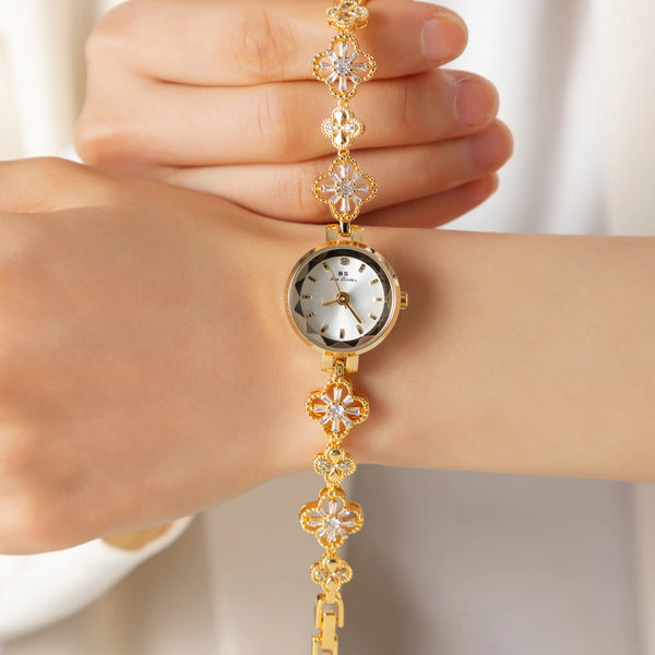 Reloj joya con detalles florales y esfera elegante