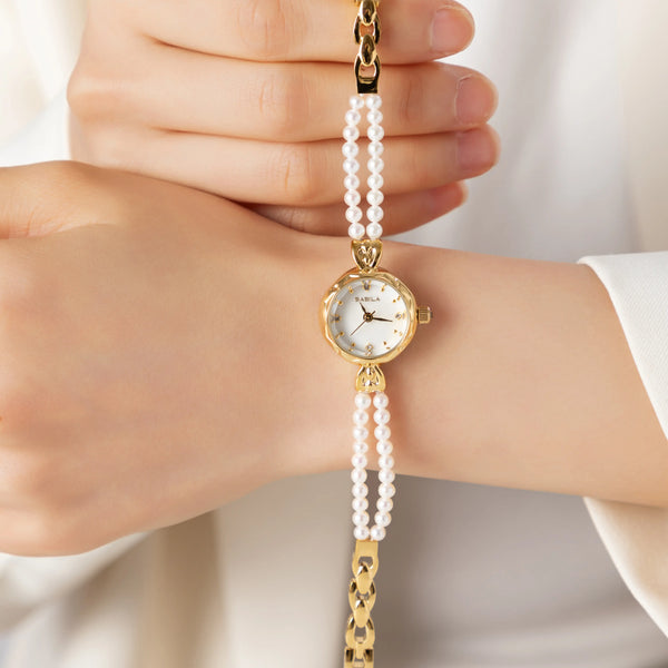 Reloj con perlas delicadas y esfera clásica
