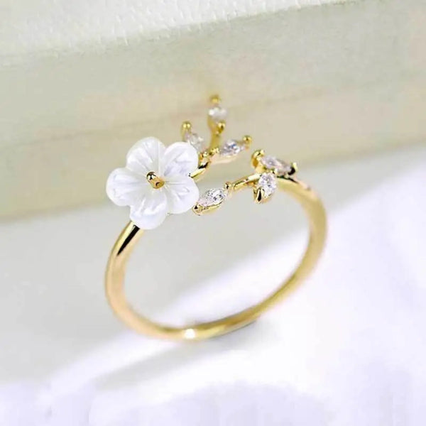 Anillo con zirconia y flor blanca