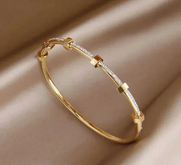 Pulsera dorada elegante y brillante
