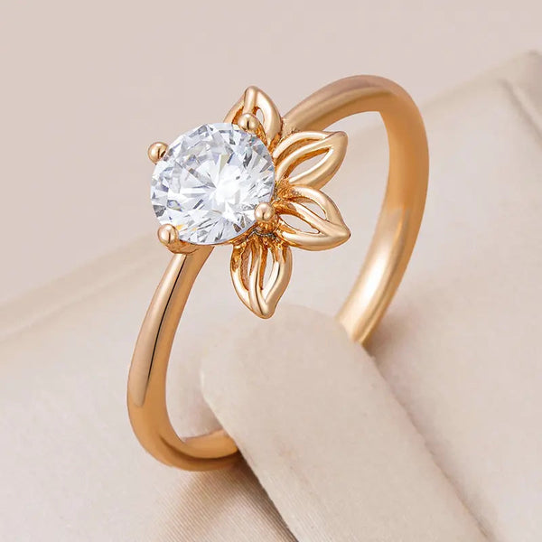 Elegante anillo de circonita cúbica bañado en oro