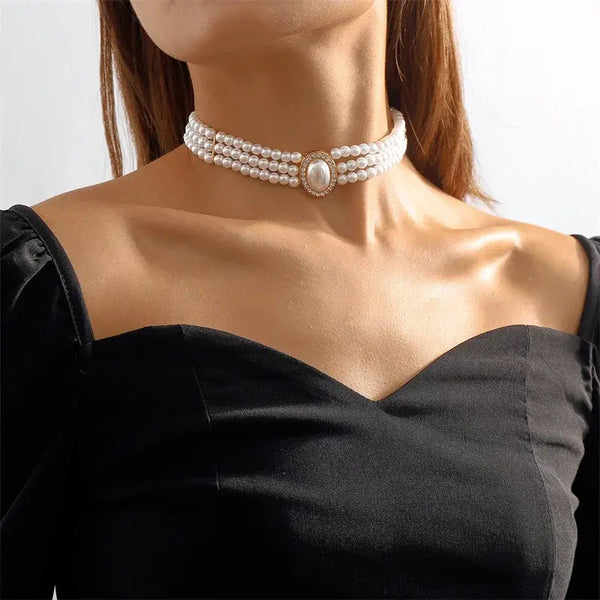 Elegante collar de perlas triple