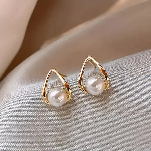 Pendientes elegantes con perlas en forma de triángulo