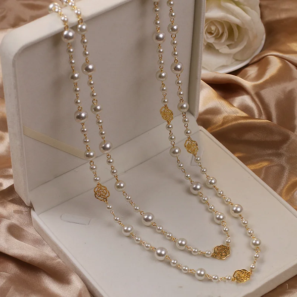 Elegante collar de perlas doradas