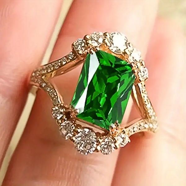 Anillo de oro con cristal verde