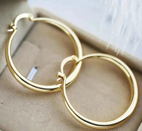 Pendientes clásicos de oro finos