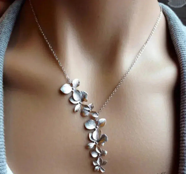Collar de plata vintage con flor
